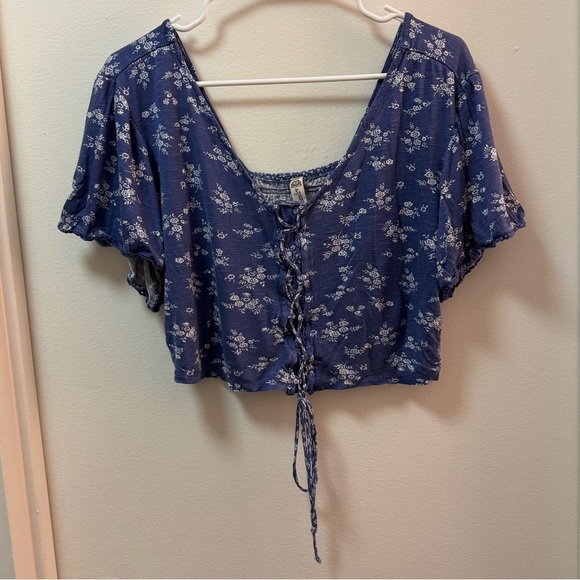 American Rag Tie Floral Crop Top - Picture 2 of 3